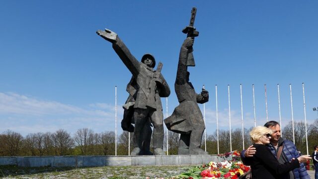 Сейм Латвии разрешил снос памятника Освободителям Риги. Что говорят в России
