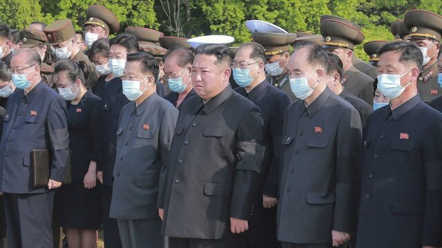 Ким Чен Ын в окружении свиты посетил похороны маршала Хен Чхоль Хэ на фоне эпидемии