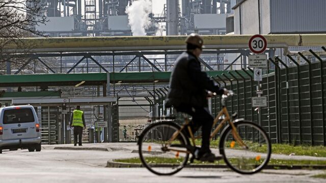 Германия хочет до конца года отказаться от российской нефти. Что говорят немецкие политики