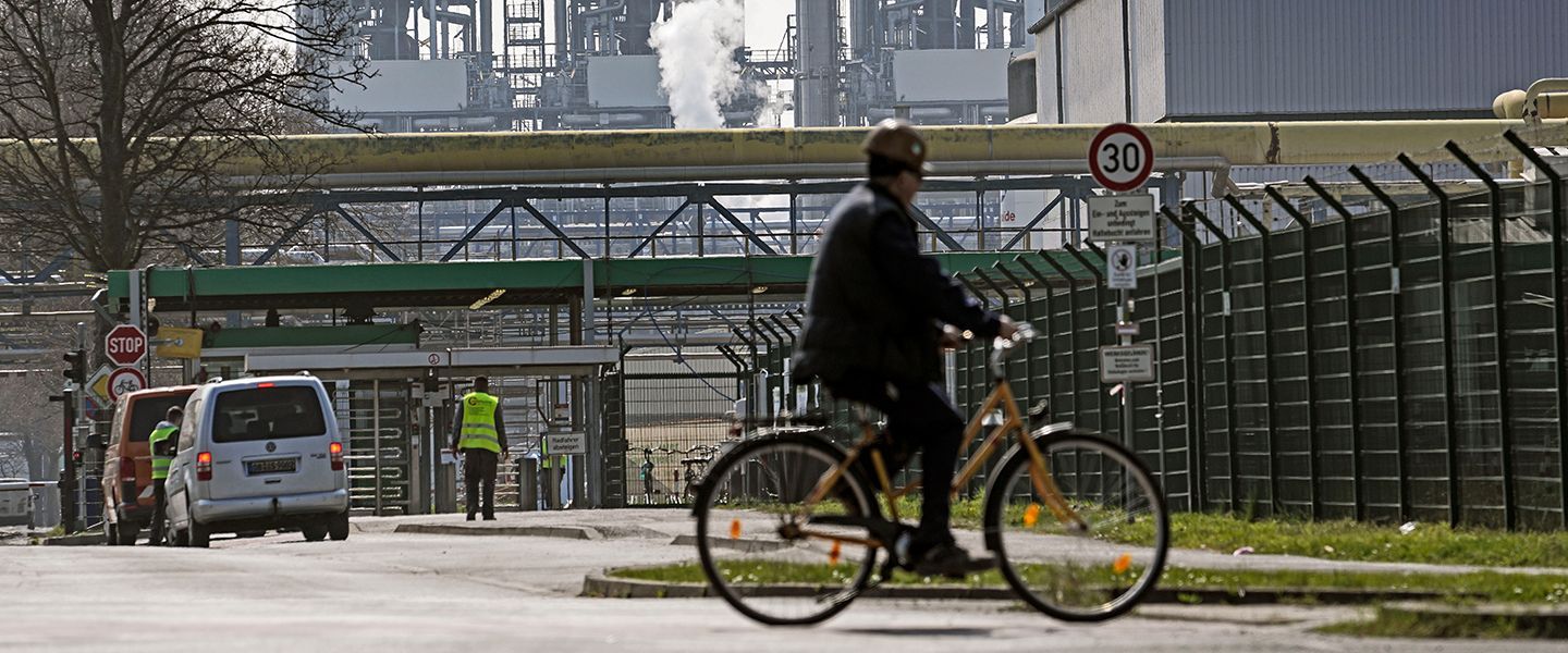 Германия хочет до конца года отказаться от российской нефти. Что говорят немецкие политики