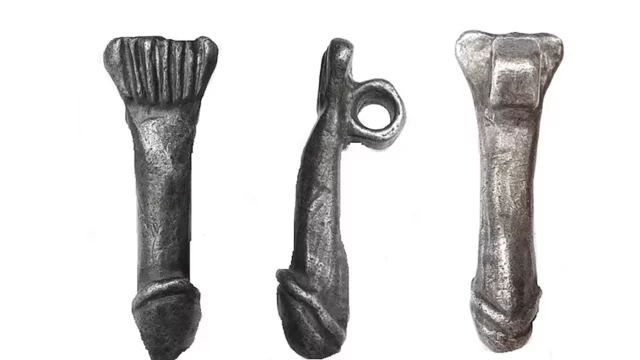 В Англии обнаружили серебряный кулон в виде фаллоса времен Римской империи