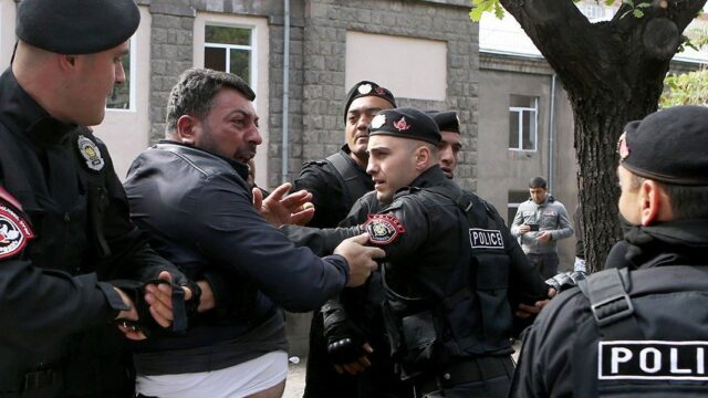 В Армении продолжаются протесты оппозиции. Задержаны больше 100 человек