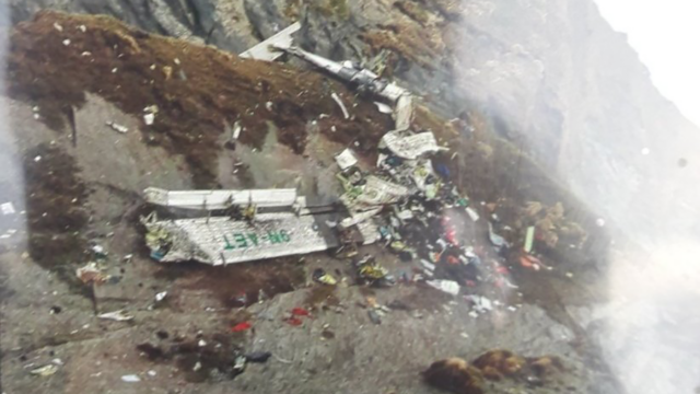 Нашли 14 тел: в Непале самолет перевозил 22 человека и врезался в гору