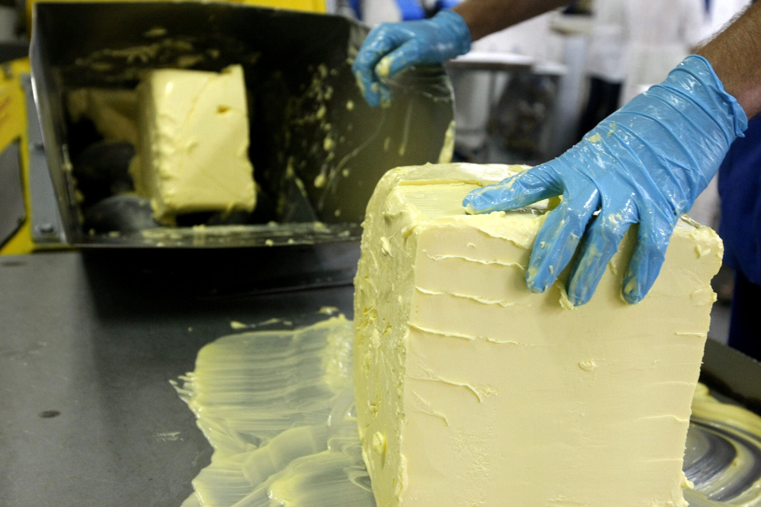 «В сливочное масло добавляют растительные жиры». С начала 2022 года в молочной отрасли России выявили 13,7 млн нарушений