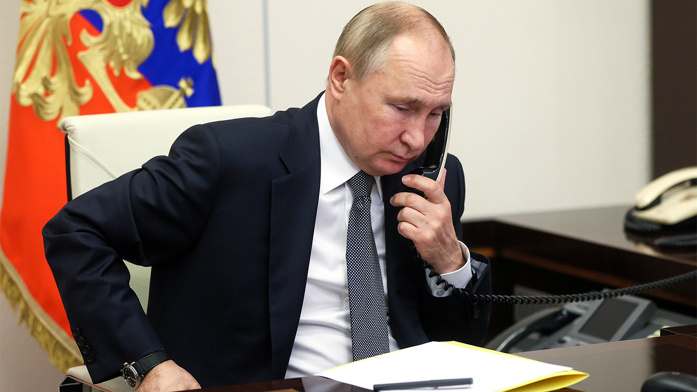 Путин поговорил по телефону с Макроном и Шольцем. Что об этом известно