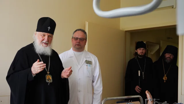 «Образ Богородицы». Патриарх Кирилл осмотрел «изображения», появившиеся в госпитале с ранеными во время спецоперации