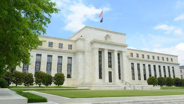 ФРС США впервые за 30 лет подняла базовую ставку сразу на 0,75 пункта