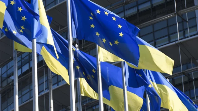 Politico: Еврокомиссия хочет, чтобы Украина получила статус кандидата на вступление в ЕС