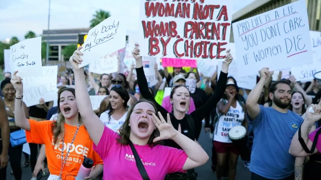 Тысячи американцев вышли на протесты из-за решения Верховного суда по праву на аборт. Фотогалерея