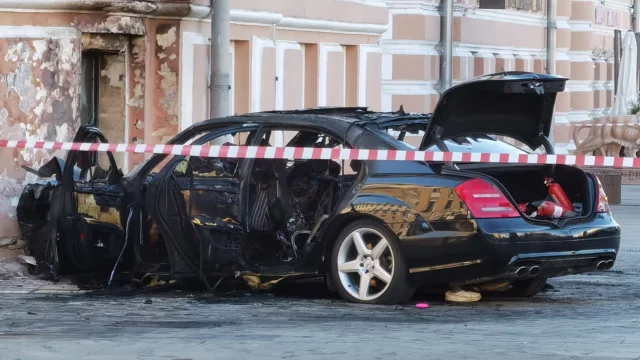 Двое сгорели, шестерых спас тренер по борьбе. В центре Москвы Mercedes врезался в здание после ДТП