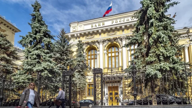 ЦБ предупредил об опасностях искусственного понижения курса рубля
