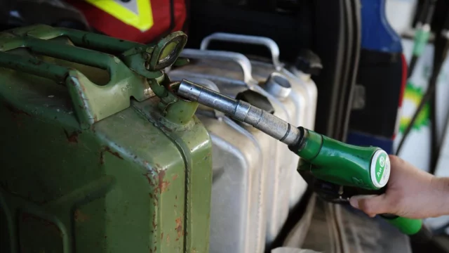 Финляндия запретила ввоз бензина из России в канистрах и бутылках