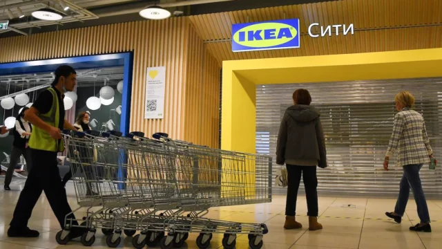 «Ведомости»: IKEA ждут внушительные штрафы за расторжение договоров аренды с ТЦ