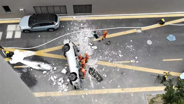 В Китае в ходе тестов электромобиль упал с третьего этажа. Оба испытателя погибли