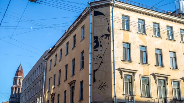 В Петербурге закрасили граффити с Хармсом на доме писателя