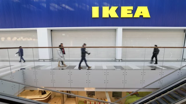 IKEA объявила о сокращении бизнеса в России. Компания продаст заводы и начнет увольнять сотрудников
