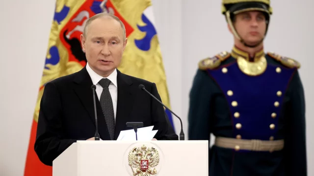 «Здоровья, добра и благополучия». Кто и как поздравил Путина с Днем России