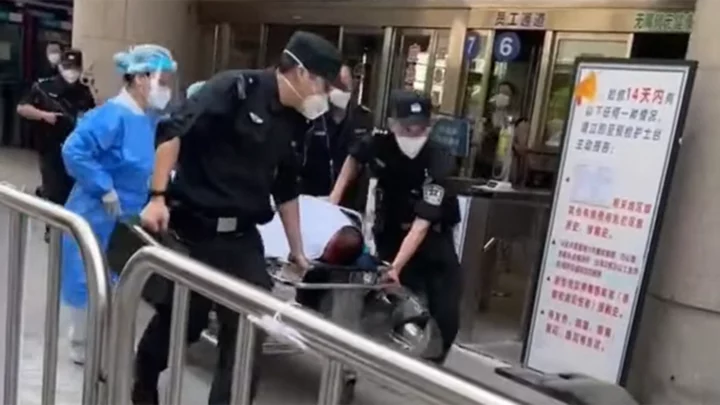 В Шанхае мужчина с ножом взял в заложники людей в больнице и ранил четверых