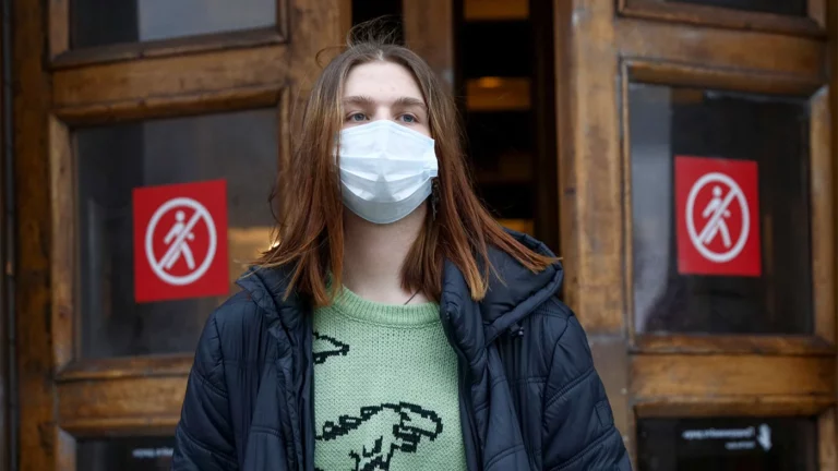 Оперштаб рекомендовал москвичам носить маски в закрытых общественных помещениях