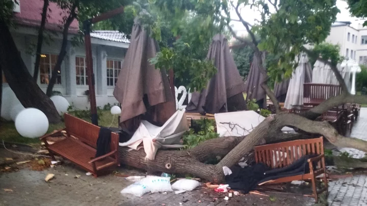 Два человека погибли и 18 пострадали в результате урагана в Москве 10 июля