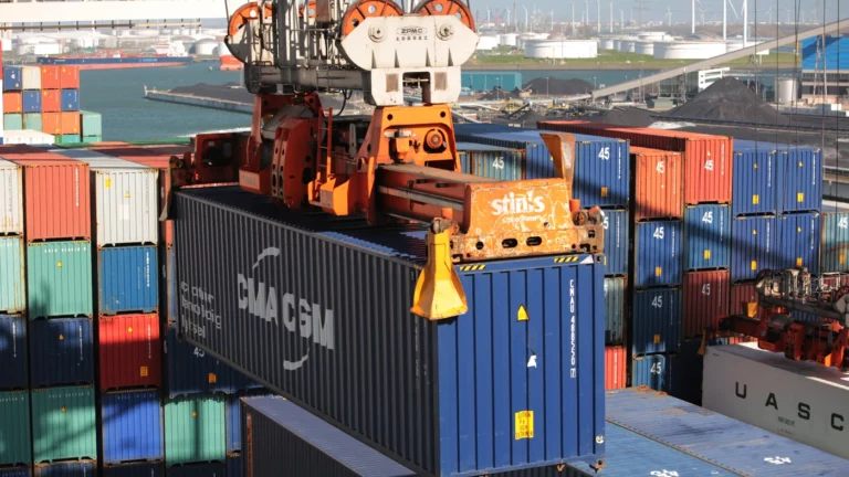 Крупнейший порт Европы сообщил об остановке контейнерного сообщения с Россией