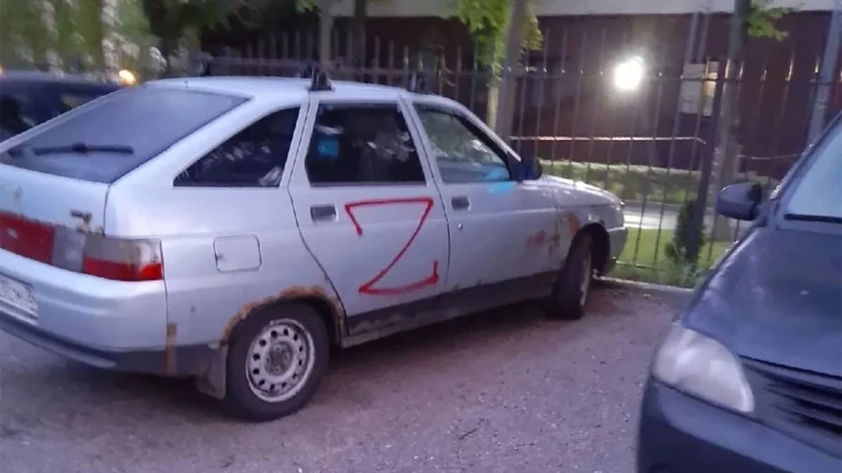Неизвестные разрисовали буквой «Z» автомобили в Воронеже. Власти назвали это «провокацией» против армии России