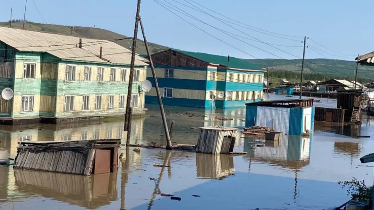 В Якутии город Верхоянск ушел под воду из-за прорыва дамбы