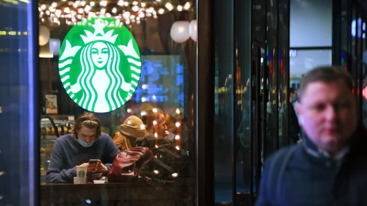 «Ведомости»: сеть Starbucks в России купит ресторатор Пинский