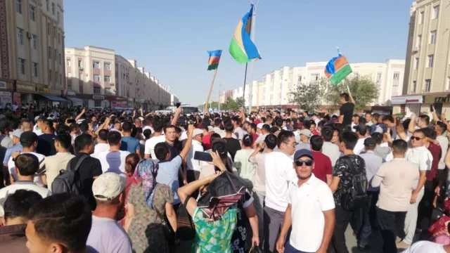Парламент Узбекистана после протестов сохранил автономный статус Каракалпакстана