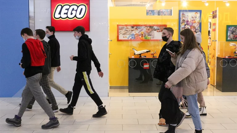 Компания Lego решила полностью свернуть коммерческую деятельность в России