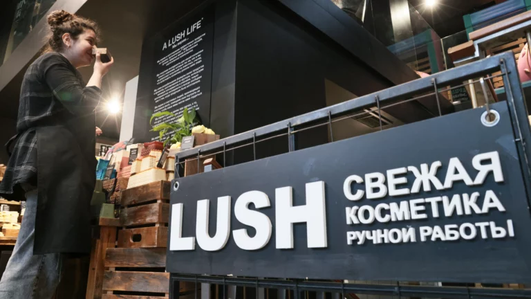 «Коммерсантъ»: Lush закроет оставшиеся в России магазины