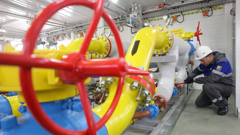 Bloomberg: Россия продолжит поставлять Европе минимум газа из-за ее поддержки Киева