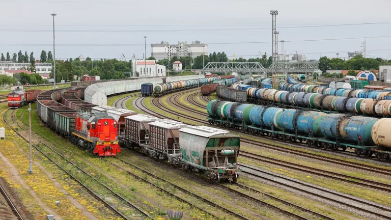 Алиханов заявил о снятии 80% ограничений по транзиту грузов в Калининград