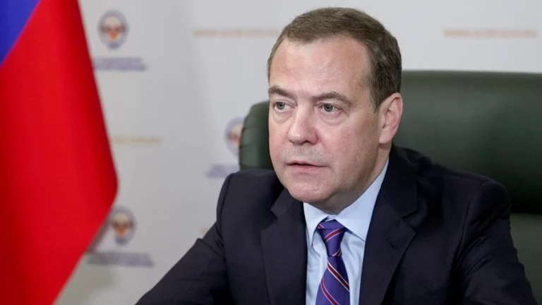 Медведев включил убийство Цезаря и динозавров в список «грехов» России