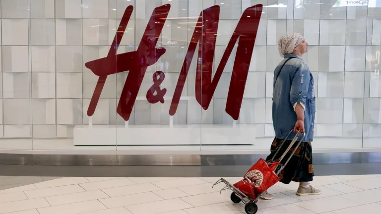 H&M распродаст товары по полной цене перед уходом из России