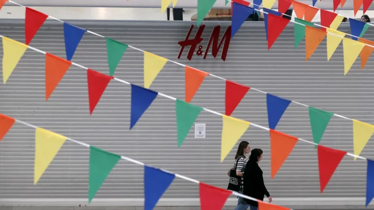 «Коммерсантъ»: H&M продает товары на $210 млн и права на аренду 170 магазинов