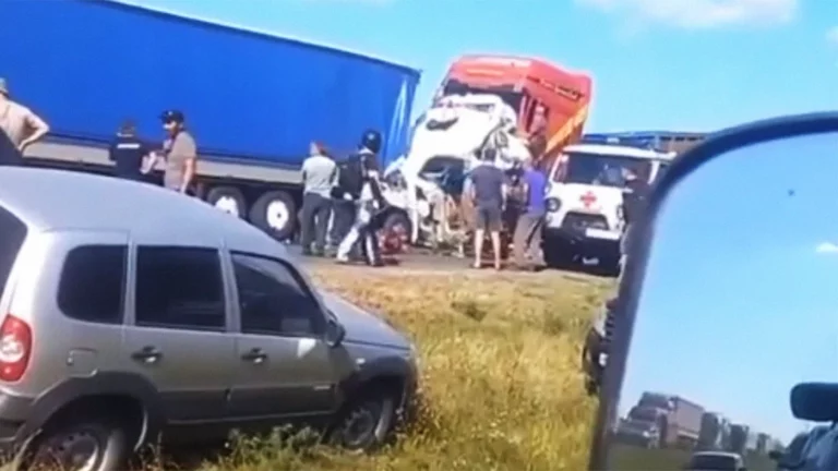 В Ульяновской области погибли более 10 человек в результате столкновения микроавтобуса с грузовиками