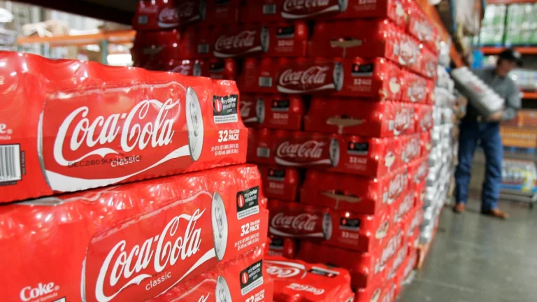 В России начали продавать поддельную Coca-Cola. Продавцы готовы отгружать ее фурами по всей стране