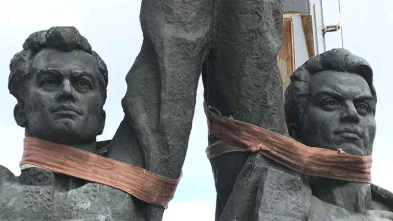Какие советские памятники демонтировали в Европе после начала боевых действий на Украине