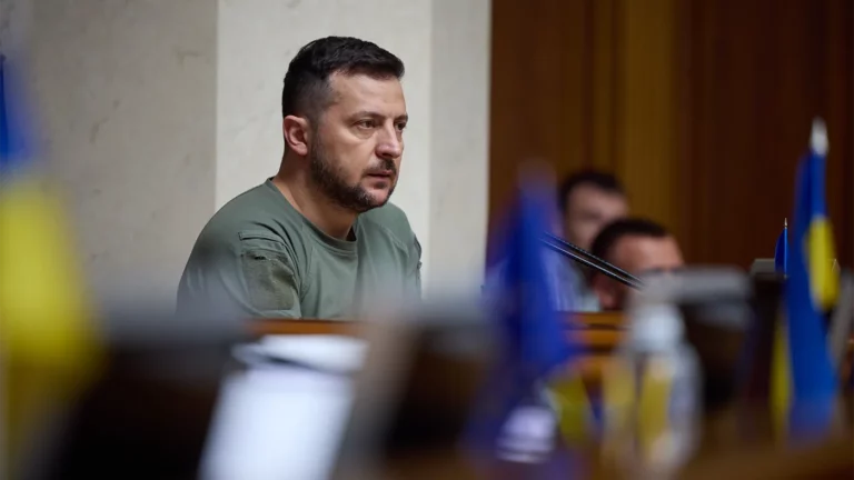 Зеленский предупредил об отказе от переговоров с Россией в случае «судилища» над пленными в Мариуполе