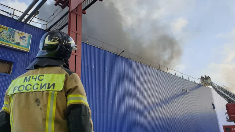 Крупный пожар произошел на складе на северо-востоке Москвы