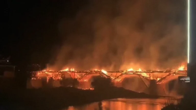 В Китае сгорел деревянный мост с 900-летней историей