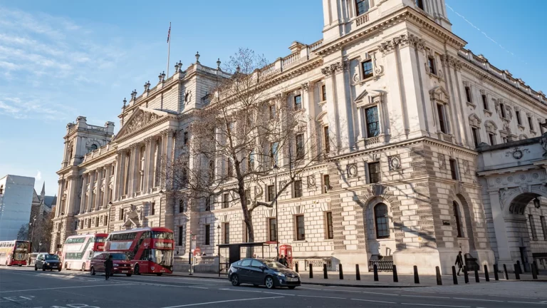 Британские власти обязали финансовый сектор «сдавать» активы попавших под санкции клиентов