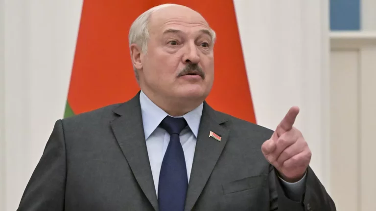 Лукашенко предостерег Сербию от попытки усидеть на трех стульях