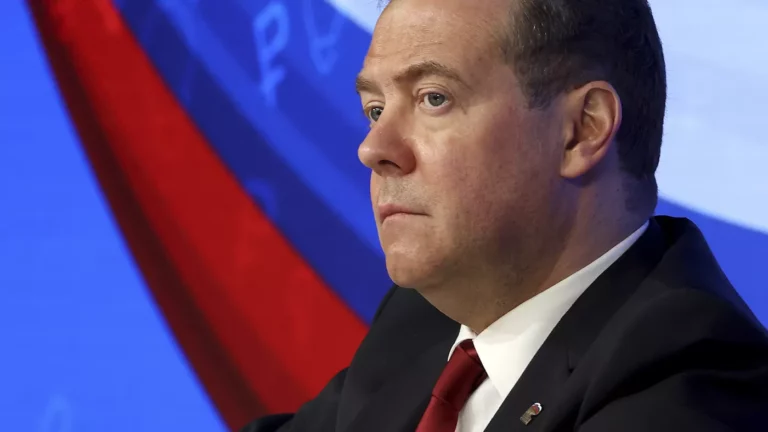 На странице Медведева в ВК появился пост о планах «восстановления границ нашей Родины». Его помощник объяснил это взломом
