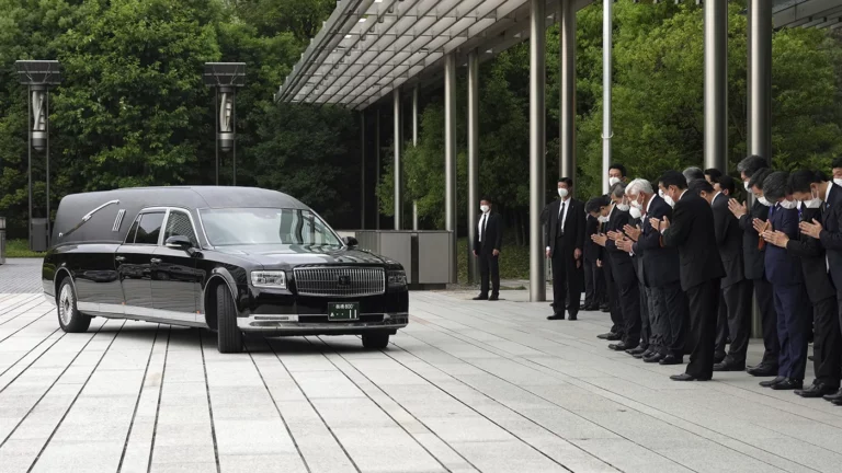 Японская оппозиция потребовала от премьера объяснений по поводу трат на похороны Абэ