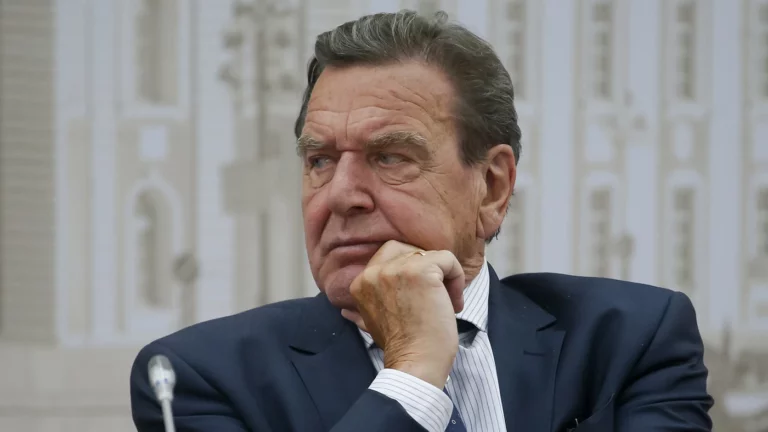 Герхард Шредер подал в суд на Бундестаг после лишения части привилегий из-за связей с Россией