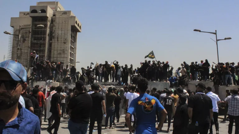 В Багдад ввели войска на фоне массовых протестов