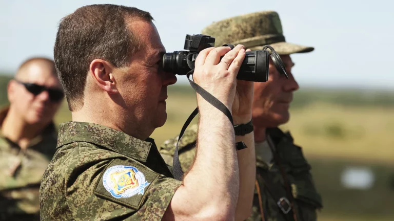 Медведев представил «полтора сценария» развития ситуации на Украине