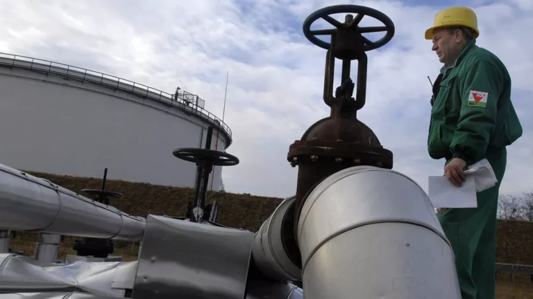 Крупнейшая нефтегазовая компания Венгрии вызвалась оплатить транзит российской нефти через Украину